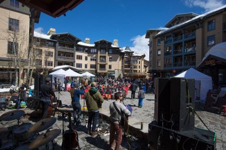 The Village at Palisades Tahoe, Après Music with Mike Sinclair