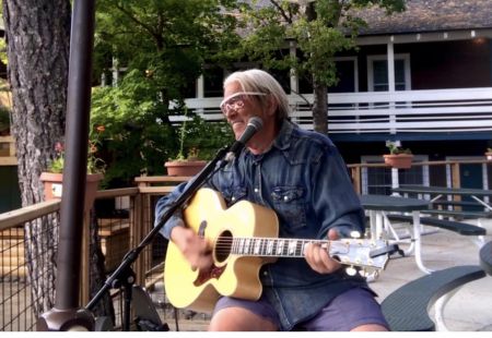 Sierra Surf Club, Live Music with Robbie Gade