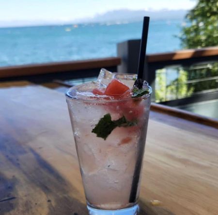 Za's Lakefront, Afternoon Drinks on the Side Bar